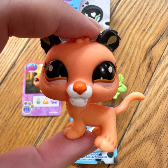 Littlest Pet Shop LPS Blind Box Series 1 G7 #18 Mountain Lion - Picture 3 of 5